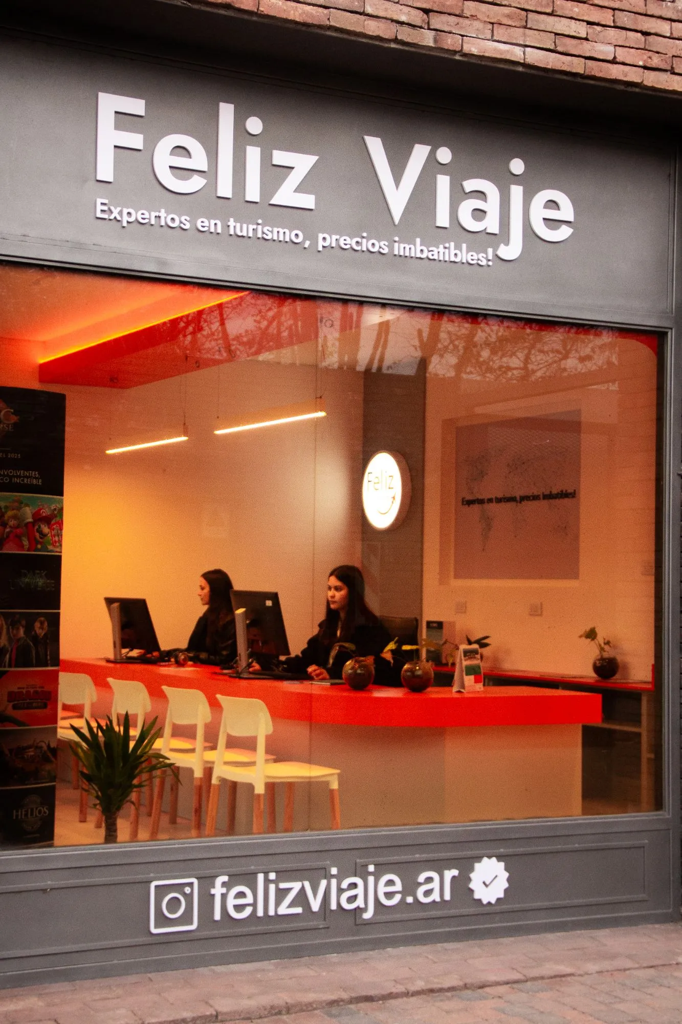Fachada de un local Feliz Viaje