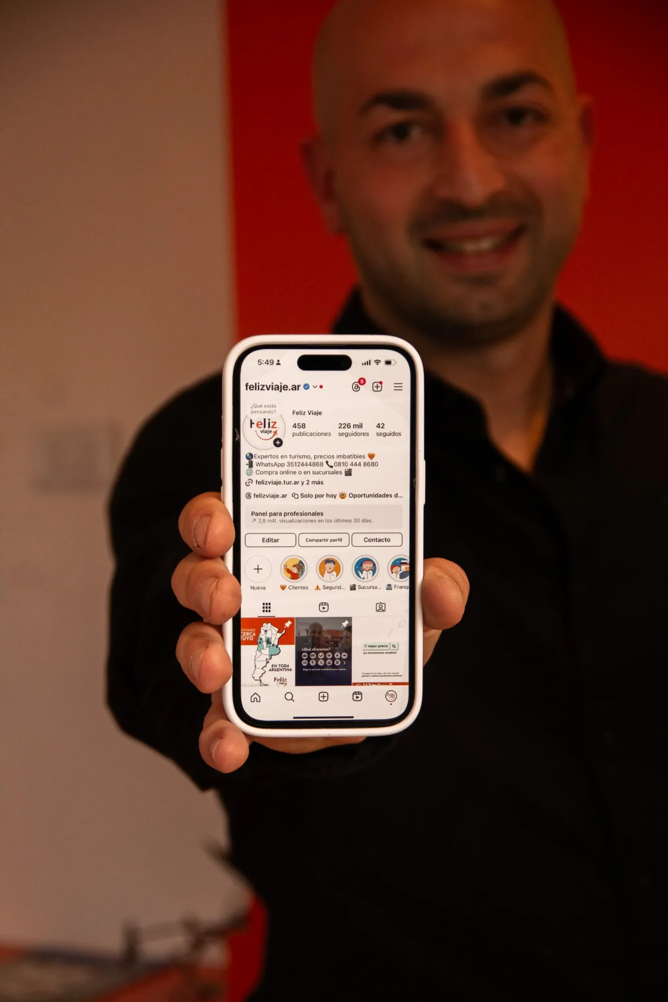 El perfil de Instagram de Feliz Viaje en un celular