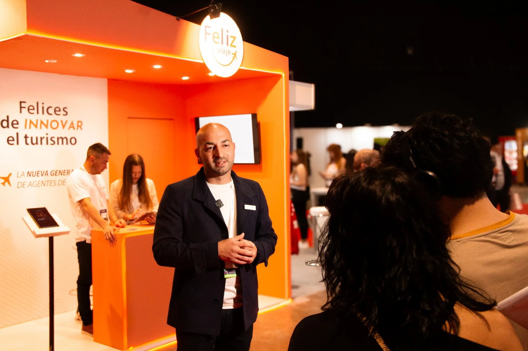 Stand de Feliz Viaje con el lema Felices de innovar el turismo, en la Expo Franquicias Argentina