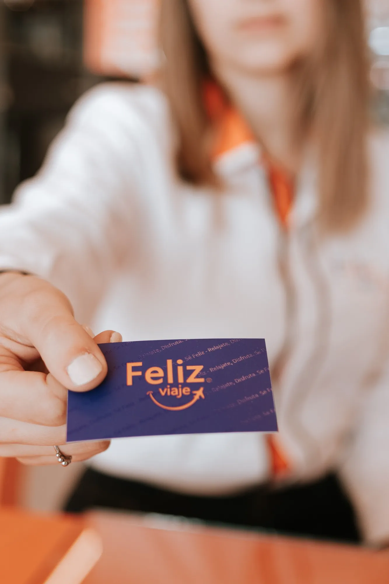 Asesora de Feliz Viaje entregando su tarjeta